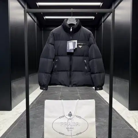 프라다 삼각패치로고 리나일론 구스패딩점퍼 (블랙/카키)