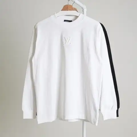 루이비통 엠보시드 LV 로고 롱 슬리브 티셔츠
