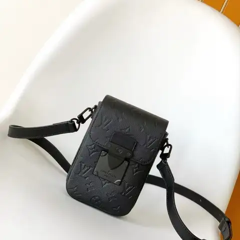 루이비통 S락 버티컬 웨어러블 월릿