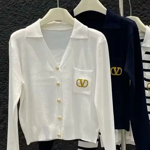발렌티노 V넥 골드 로고 자수 가디건