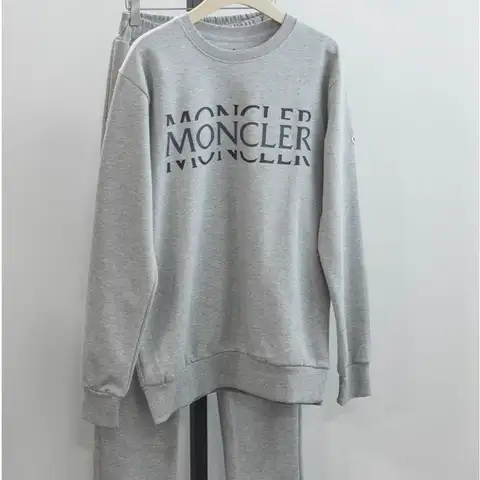 몽클레어트레이드마크 로고 크루넥 트레이닝 셋 (블랙/그레이)