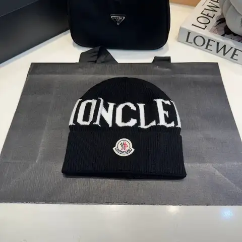 몽클레어 로고 자가드 울비니
