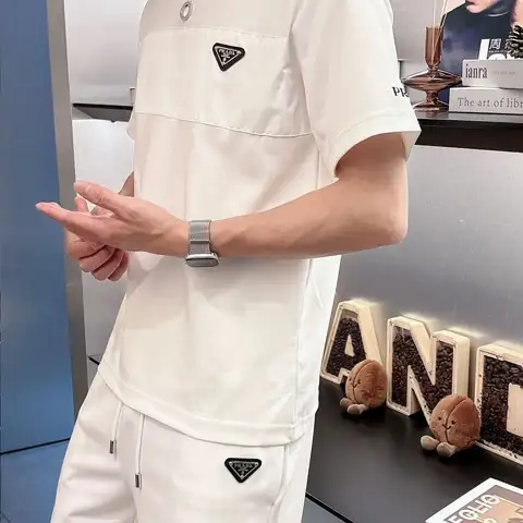 프라다 삼각 로고 패치 반팔 & 반바지 세트