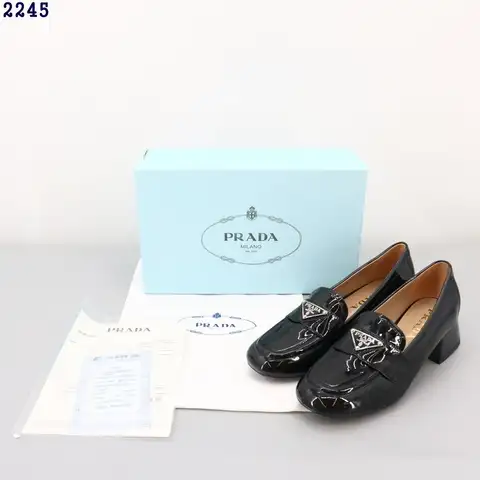 프라다 페이던트 삼각 로고 가죽 로퍼