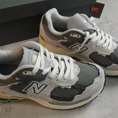 뉴발란스 2002R 프로텍션 팩