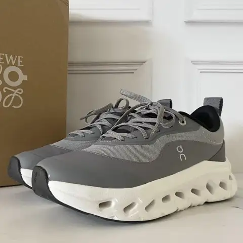 로에베 x 온 러닝 클라우드틸트 2.0 블랙 화이트