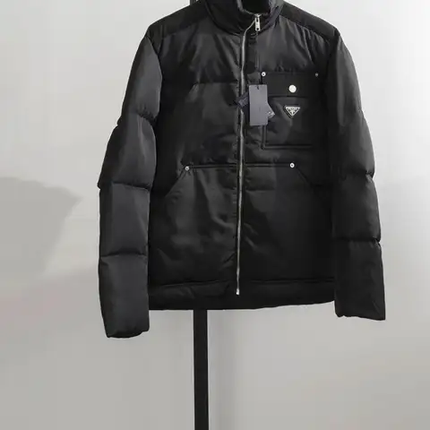 프라다 리나일론 크롭 다운 재킷 블랙