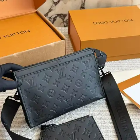 루이비통 LV 블랙 웨어러블 월릿 가스통 신형
