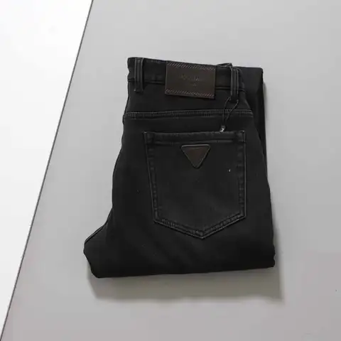 프라다 클래식 삼각 로고 융기모 블랙진