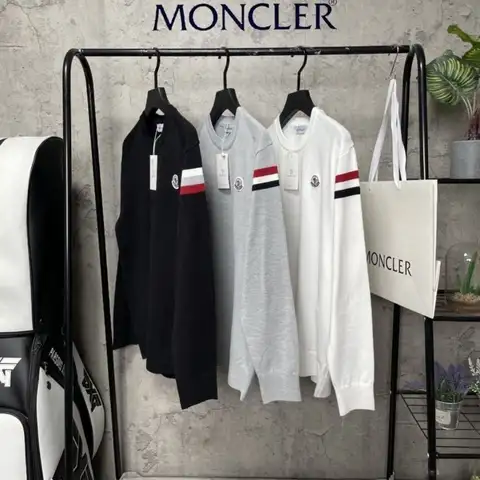 몽클레어 삼선 숄더라인 라운드 니트